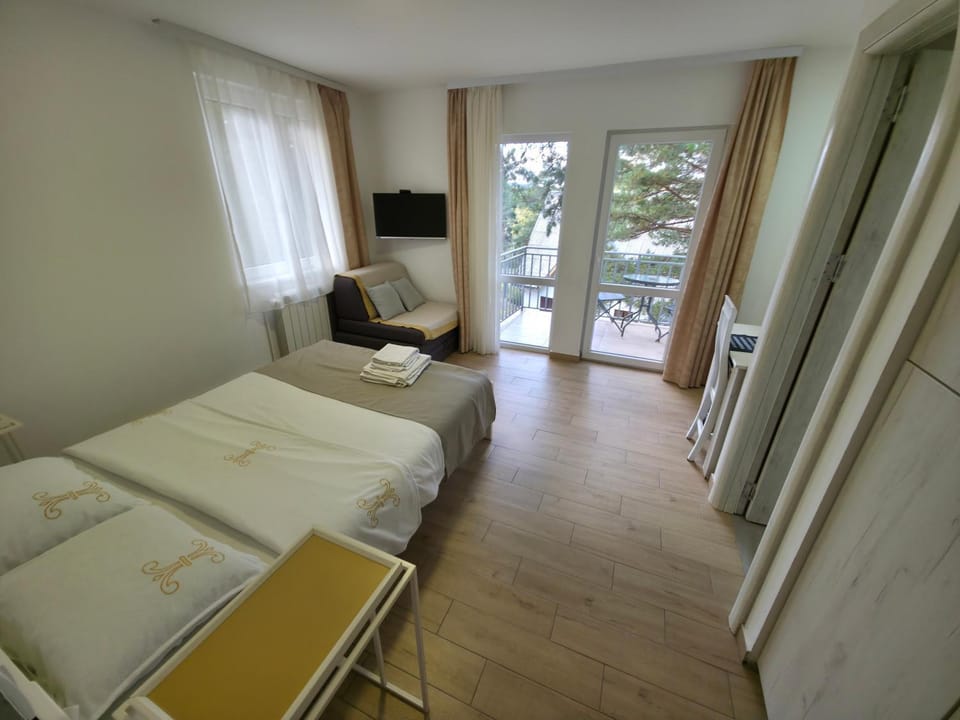 Bed, TV and multimedia, Bedroom, towels