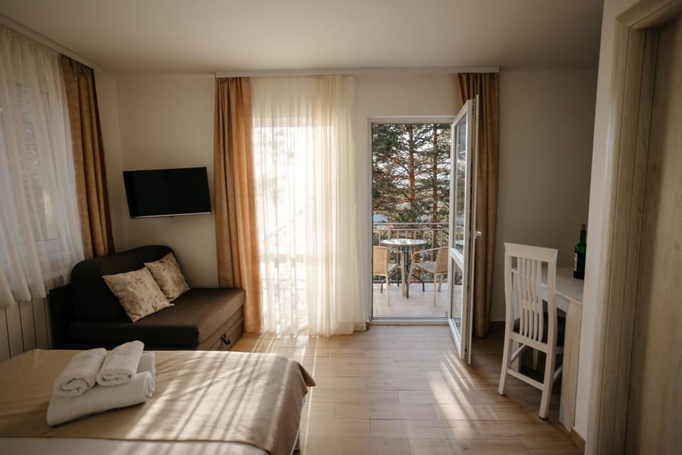 Bed, TV and multimedia, View (from property/room), Balcony/Terrace, Living room, Photo of the whole room, Seating area, Bedroom, towels