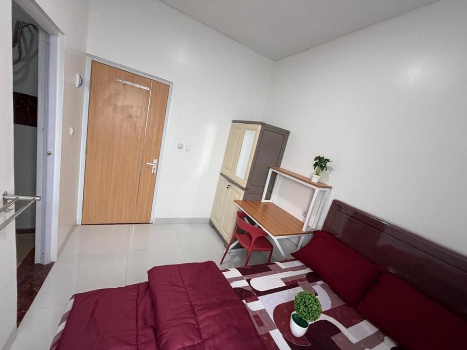 Red Velvet Syariah Hostel in Bandung