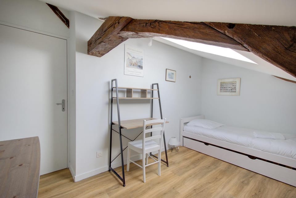 Photo of the whole room, Bedroom