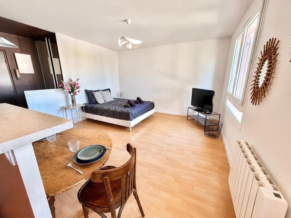 Bed, Living room, Dining area