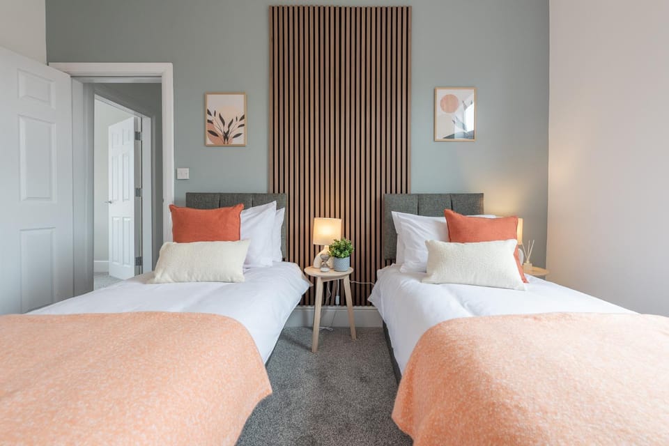 Stylish Comfort Retreat - Salford - Sleeps 8 House in Salford