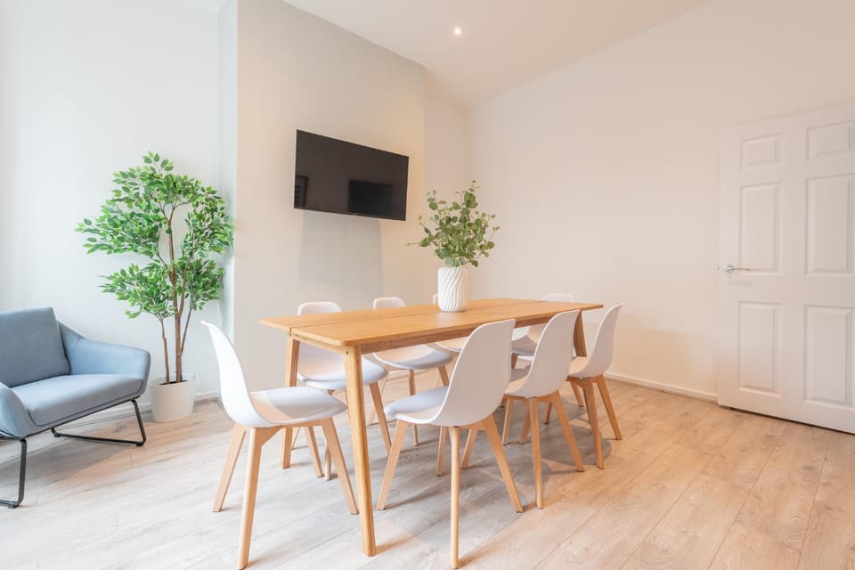 Stylish Comfort Retreat - Salford - Sleeps 8 House in Salford