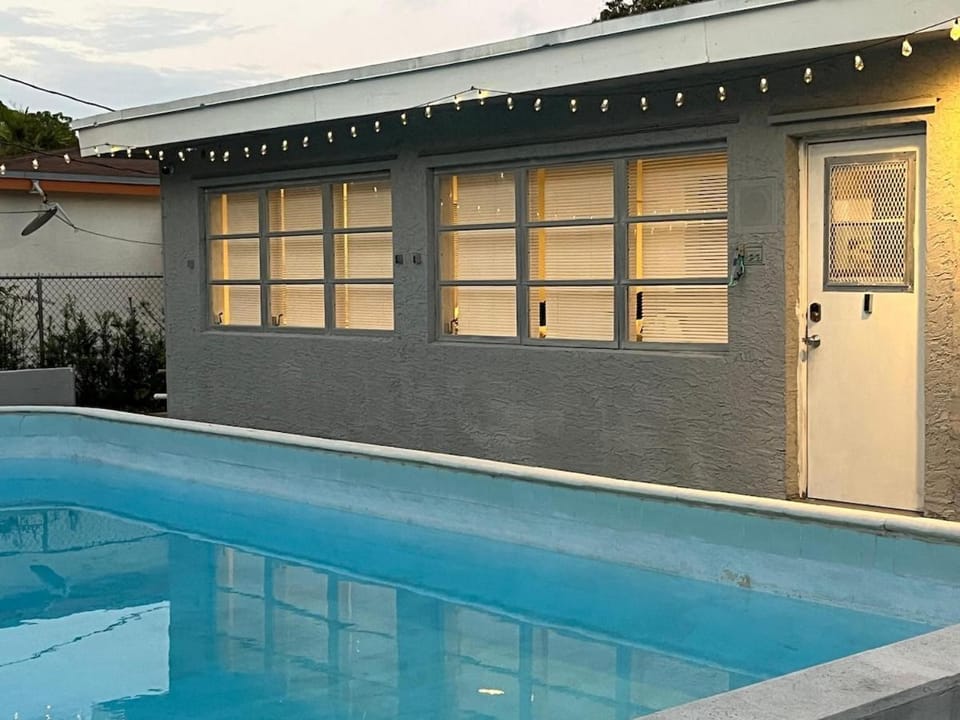 Modern Pool Home, 10 Guests, Perfect for Groups House in Lauderdale Lakes