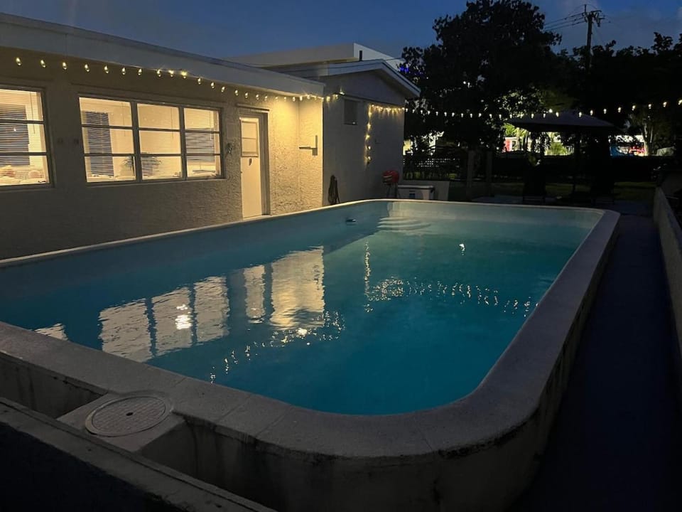 Modern Pool Home, 10 Guests, Perfect for Groups House in Lauderdale Lakes