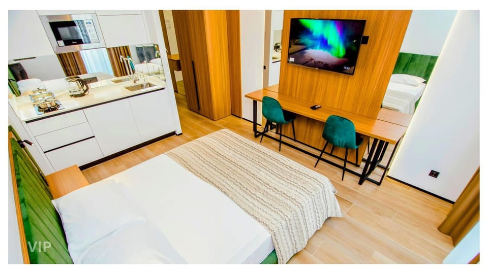 Bed, Casino, TV and multimedia, Kitchen or kitchenette, Photo of the whole room, Seating area, Dining area, Bedroom, microwave, minibar, stove, wardrobe