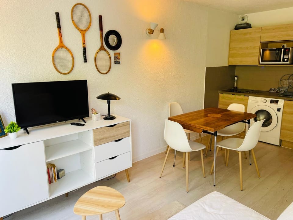 TV and multimedia, Kitchen or kitchenette, Living room, Dining area