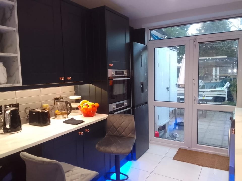Cozy 2-bedroom Bungalo, 3 beds, free parking and garden space Apartment in Wolverhampton