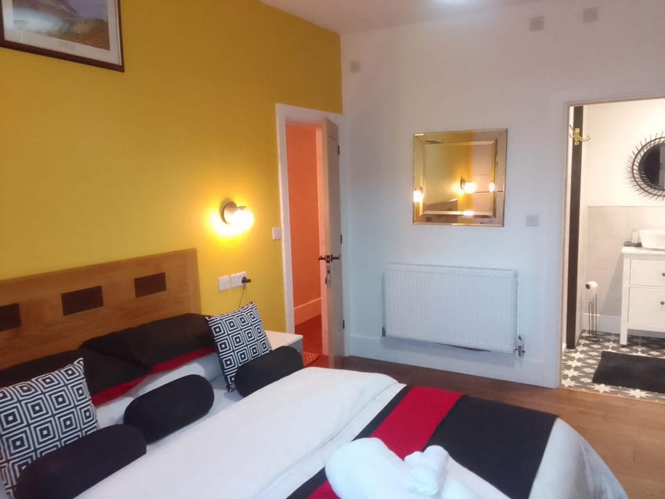 Cozy 2-bedroom Bungalo, 3 beds, free parking and garden space Apartment in Wolverhampton
