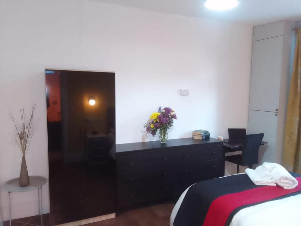 Cozy 2-bedroom Bungalo, 3 beds, free parking and garden space Apartment in Wolverhampton