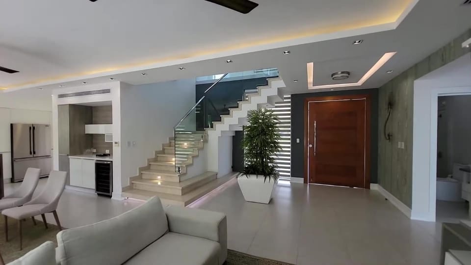 Villa avec Piscine Chauffée, 3 Chambres et 4 Salles de Bains Villa in Cannes
