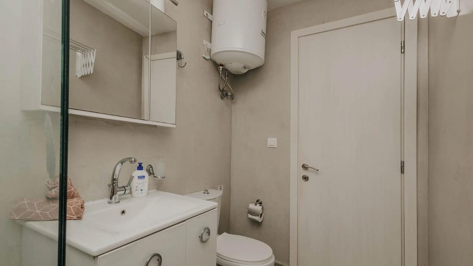 Shower, Toilet, Bathroom, towels