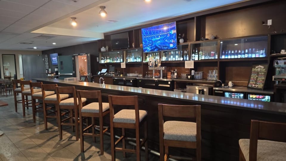 Restaurant/places to eat, Lounge or bar, Food and drinks, Banquet/Function facilities