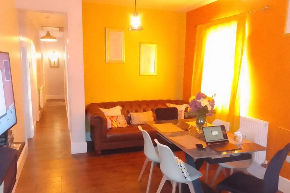 2 Bedroom Bungalo - Free Parking WiFi & Garden House in Wolverhampton