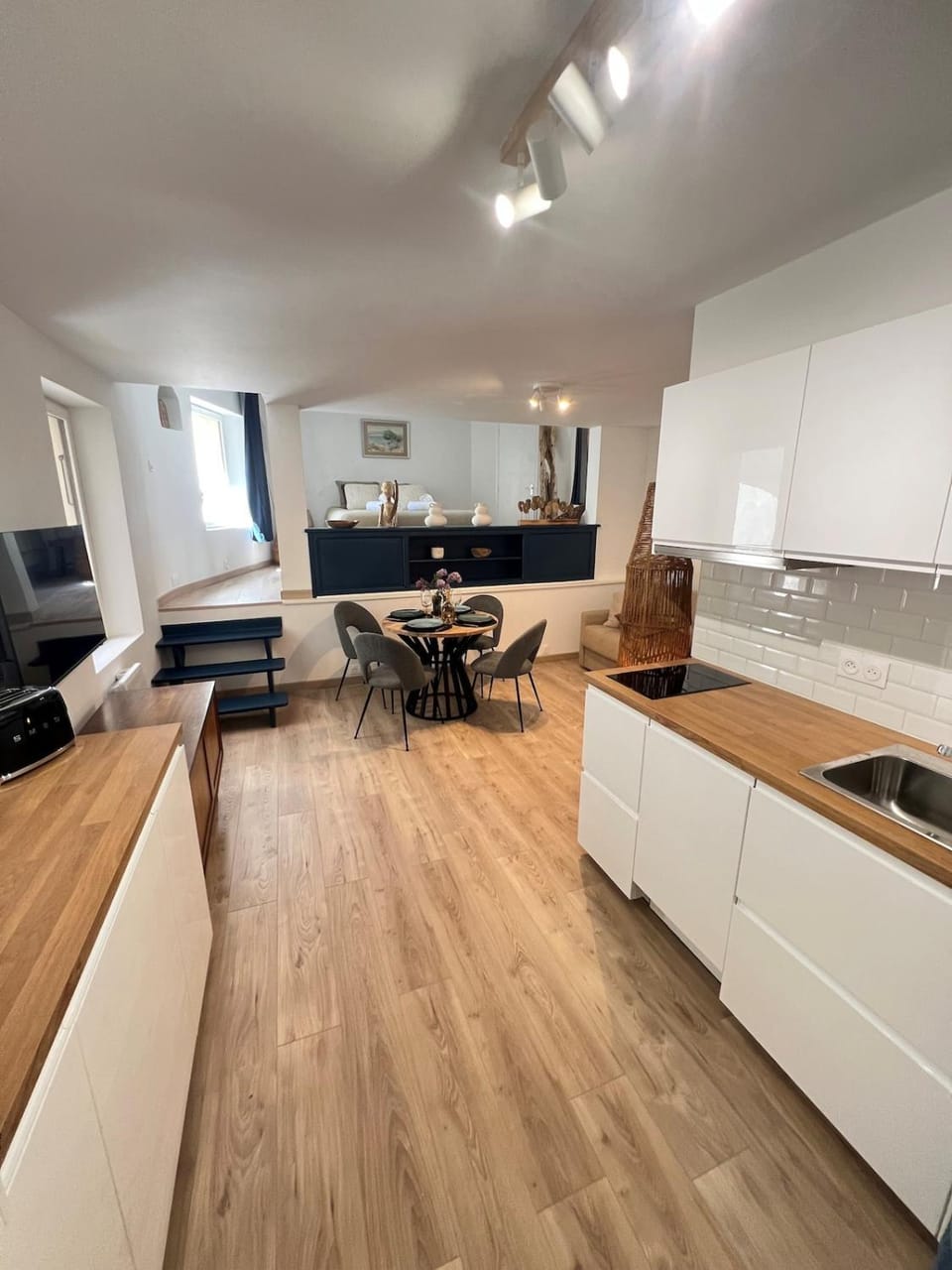 TV and multimedia, Kitchen or kitchenette, Living room, Seating area, Dining area