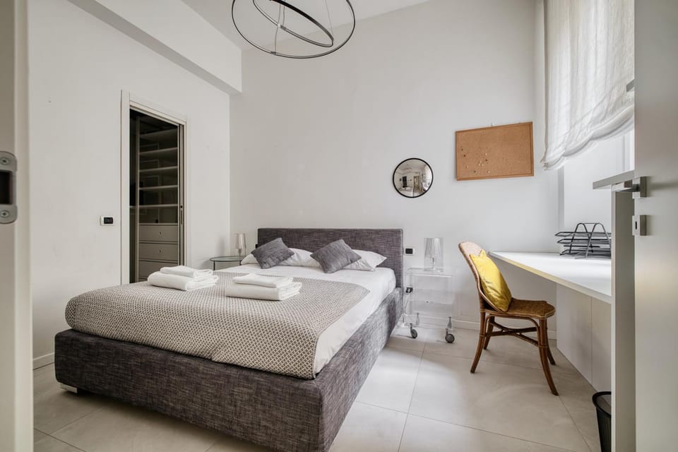 Bed, Photo of the whole room, Seating area, Bedroom, towels