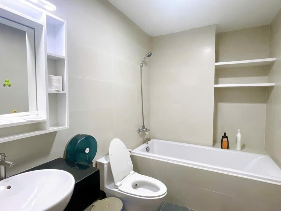 Shower, Toilet, Bath, towels