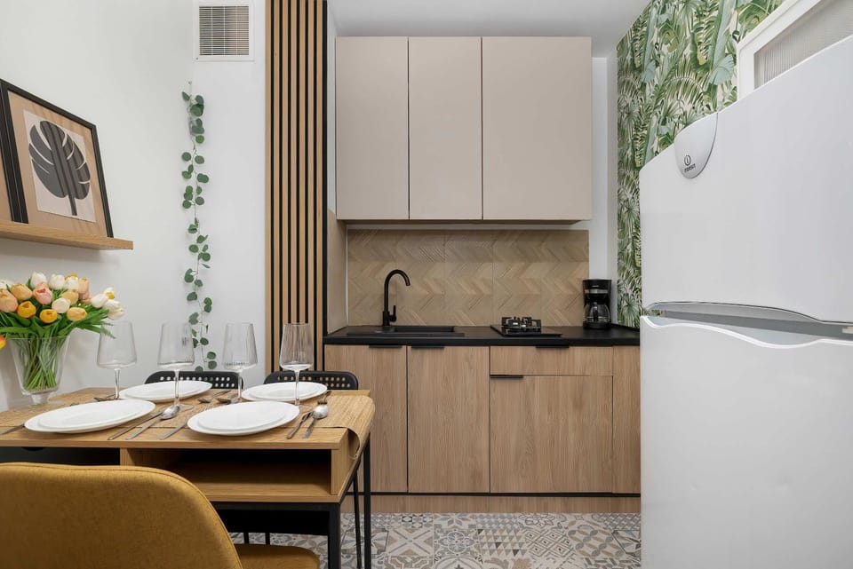 Kitchen or kitchenette, Dining area, stove