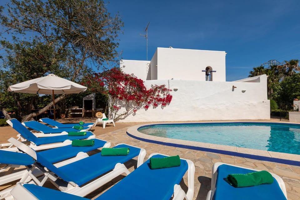 Swimming pool, sunbed