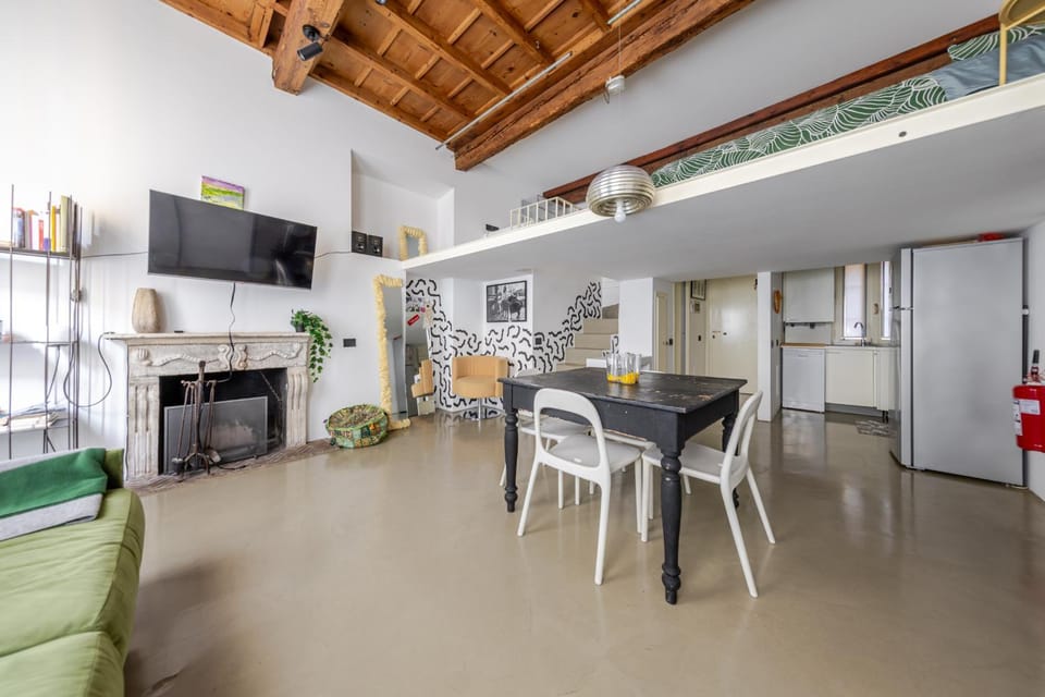 Communal lounge/ TV room, TV and multimedia, Kitchen or kitchenette, Living room, Seating area, Dining area, fireplace, oven, stove