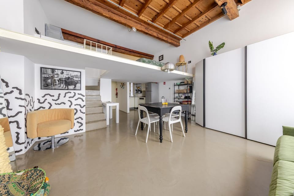 Communal lounge/ TV room, TV and multimedia, Kitchen or kitchenette, Living room, Seating area, Dining area, oven
