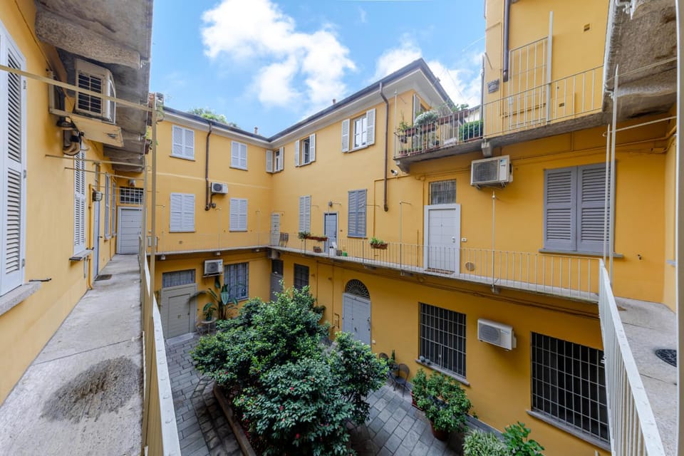 Property building, Day, Neighbourhood, Balcony/Terrace, Street view