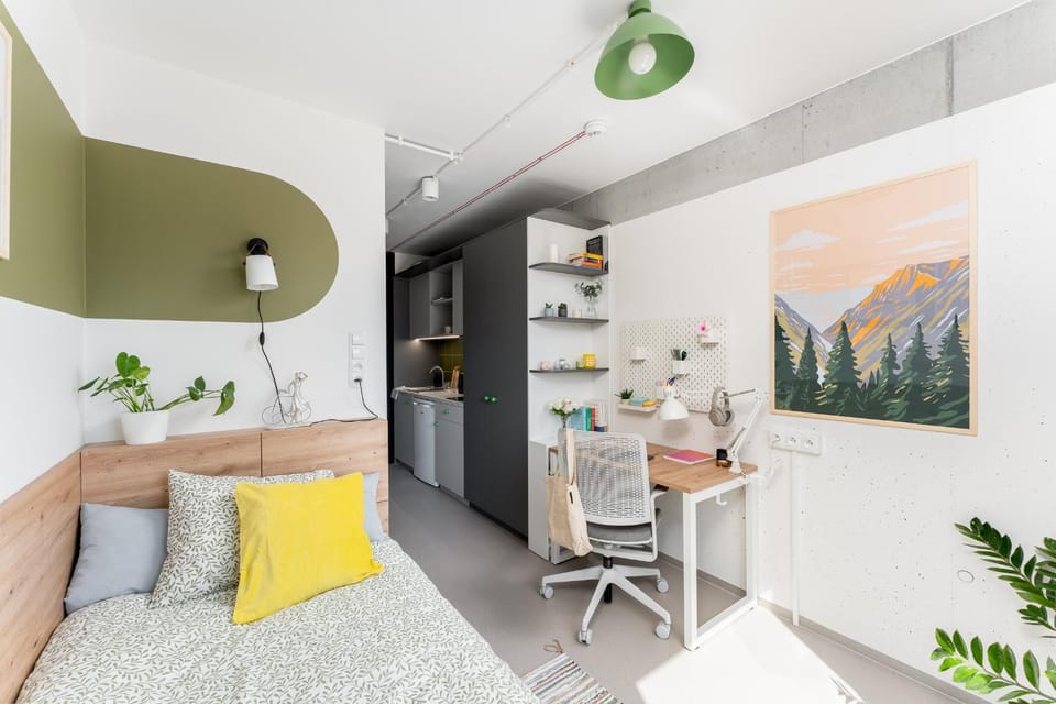 Bed, Kitchen or kitchenette, Seating area, Bedroom
