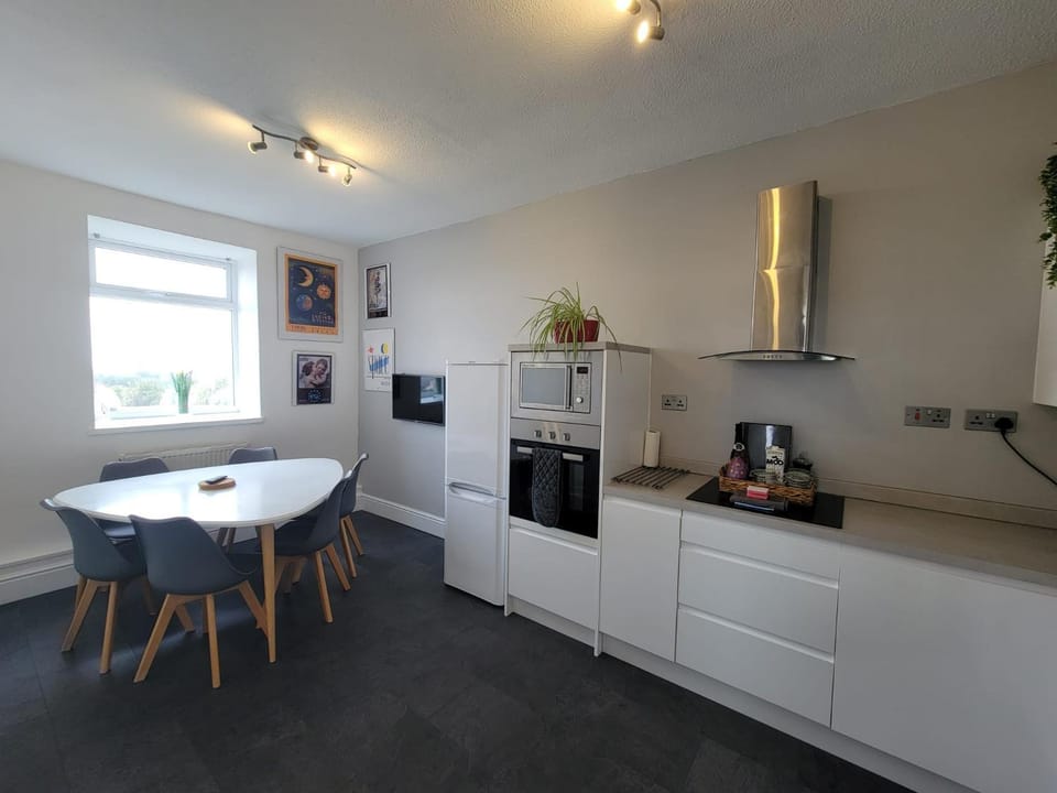 Coffee/tea facilities, Kitchen or kitchenette, Dining area, oven, stove