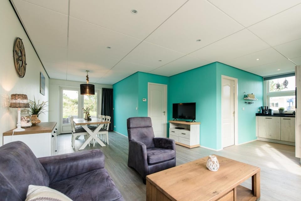 Communal lounge/ TV room, TV and multimedia, Kitchen or kitchenette, Living room, Seating area, Dining area, Evening entertainment