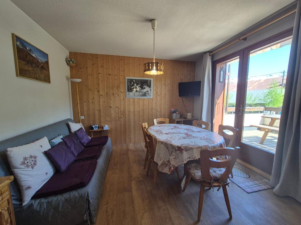Communal lounge/ TV room, Living room, Seating area, Dining area
