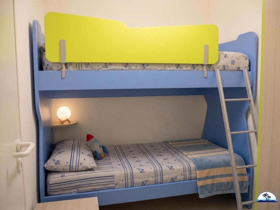 Bedroom, bunk bed