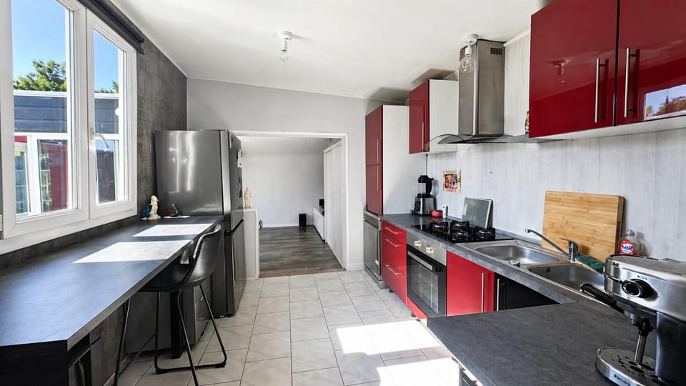Coffee/tea facilities, Kitchen or kitchenette, Dining area, dishwasher, oven, stove, toaster