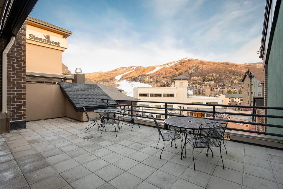 Patio, Day, Property logo or sign, Neighbourhood, Skiing, Balcony/Terrace, Seating area, Mountain view
