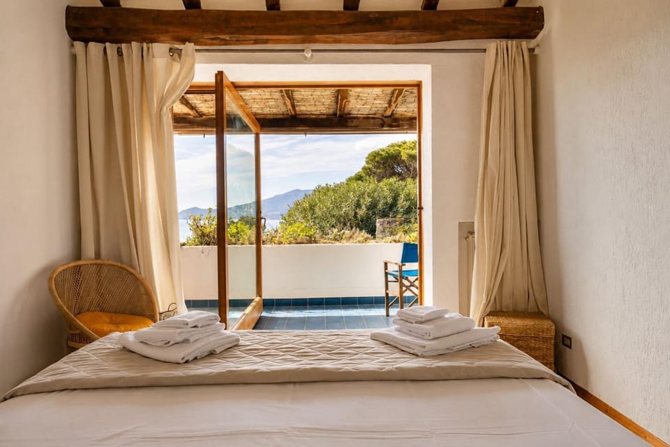 Bed, Natural landscape, View (from property/room), Balcony/Terrace, Photo of the whole room, Bedroom, Mountain view, Sea view, towels
