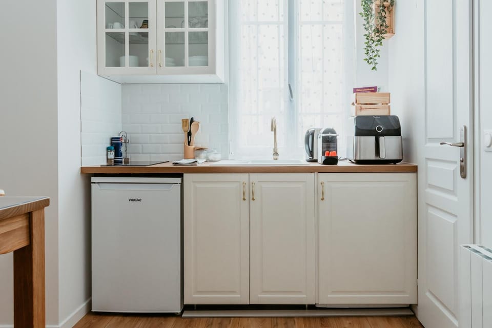 Coffee/tea facilities, Kitchen or kitchenette, Seating area, Dining area, furniture, heating, internet, storage, stove, toaster, washing machine, kitchen