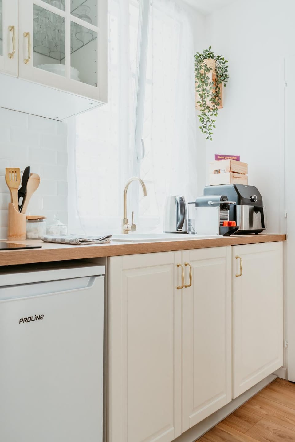 Coffee/tea facilities, Kitchen or kitchenette, furniture, heating, storage, stove, toaster, washing machine, kitchen