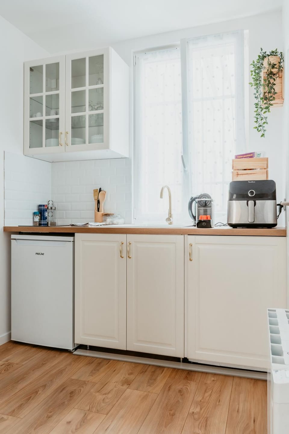 Coffee/tea facilities, Kitchen or kitchenette, furniture, heating, internet, storage, stove, toaster, washing machine, kitchen