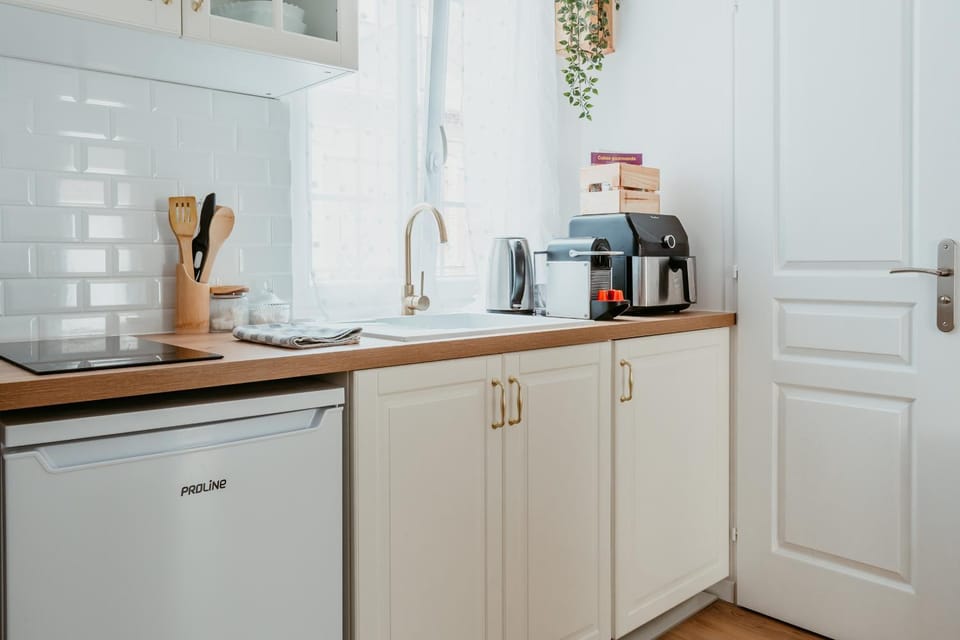 Coffee/tea facilities, Kitchen or kitchenette, furniture, heating, internet, storage, stove, toaster, washing machine, kitchen