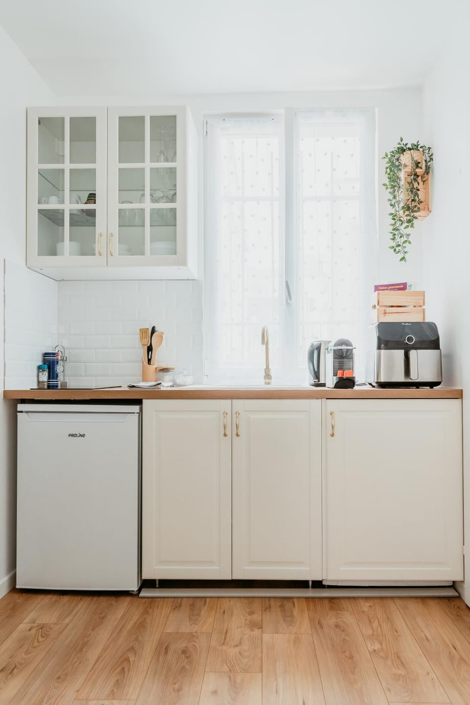 Coffee/tea facilities, Kitchen or kitchenette, furniture, heating, internet, storage, stove, toaster, washing machine, kitchen