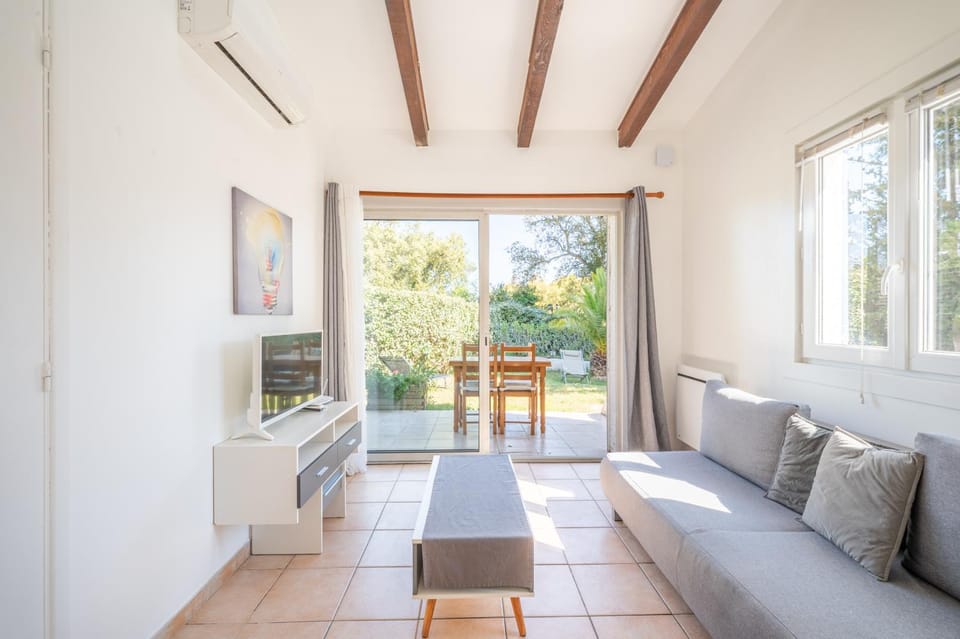 Patio, Communal lounge/ TV room, TV and multimedia, View (from property/room), Balcony/Terrace, Living room, Seating area