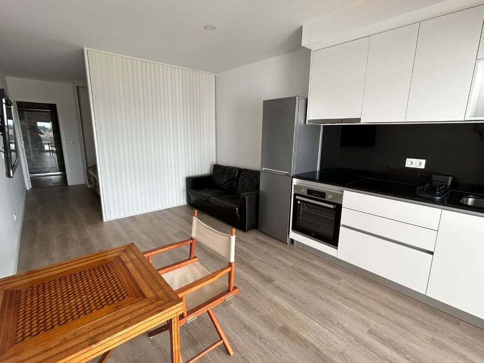 Kitchen or kitchenette, Dining area, oven, stove