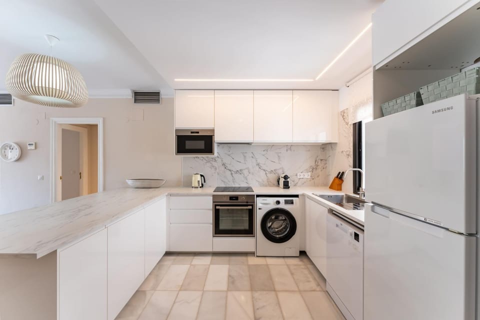 Coffee/tea facilities, Kitchen or kitchenette, dishwasher, microwave, oven, stove, washing machine