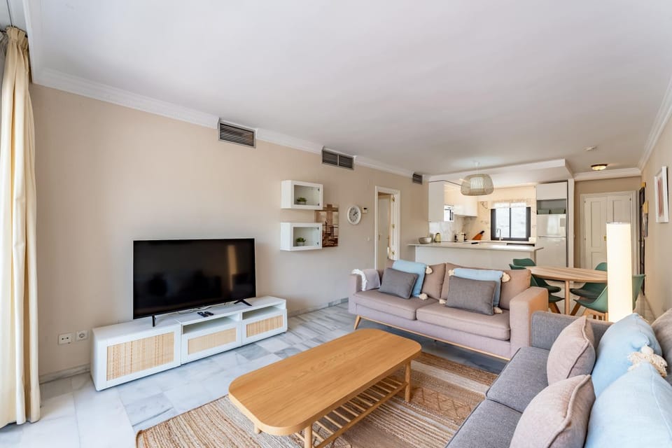 TV and multimedia, Living room, Seating area, Dining area, air conditioner