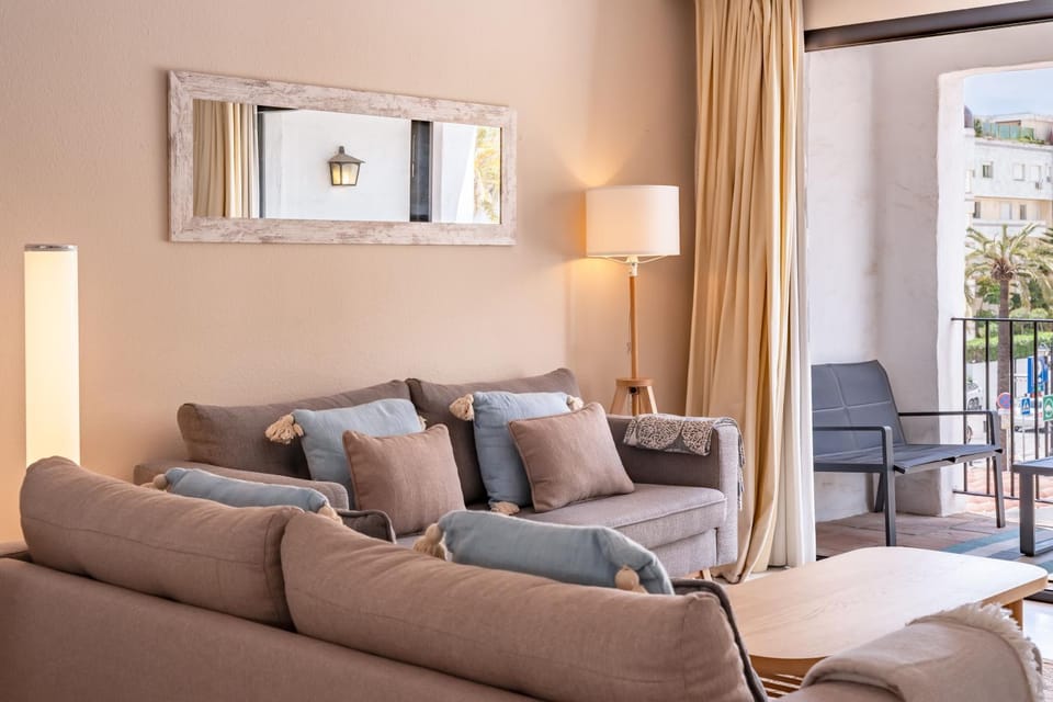 TV and multimedia, Living room, Seating area, Dining area, air conditioner