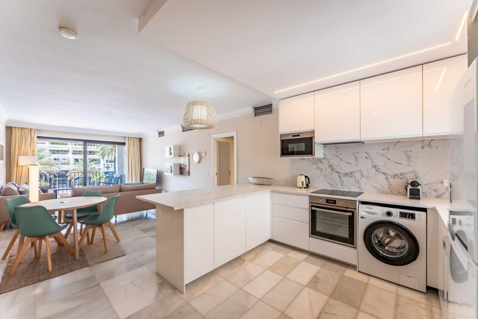 TV and multimedia, Kitchen or kitchenette, Living room, Seating area, Dining area