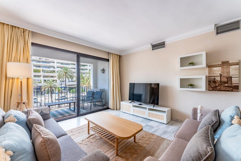TV and multimedia, Living room, Seating area, Dining area, air conditioner