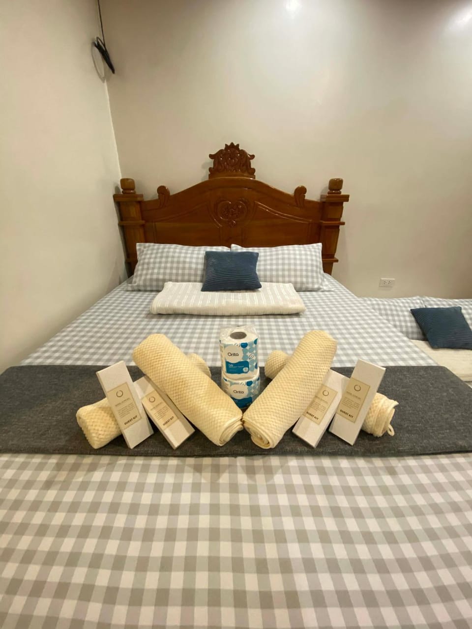 Bed, towels