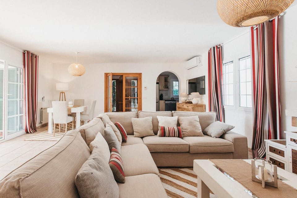 Living room, Photo of the whole room, Dining area, air conditioner