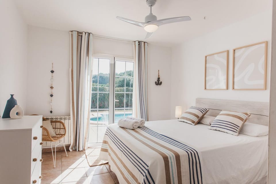 Bed, Photo of the whole room, Bedroom, Pool view, storage