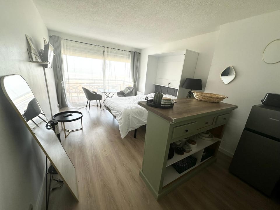 Bed, Photo of the whole room, Seating area